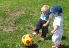 子供がサッカーボールで遊ぶ画像